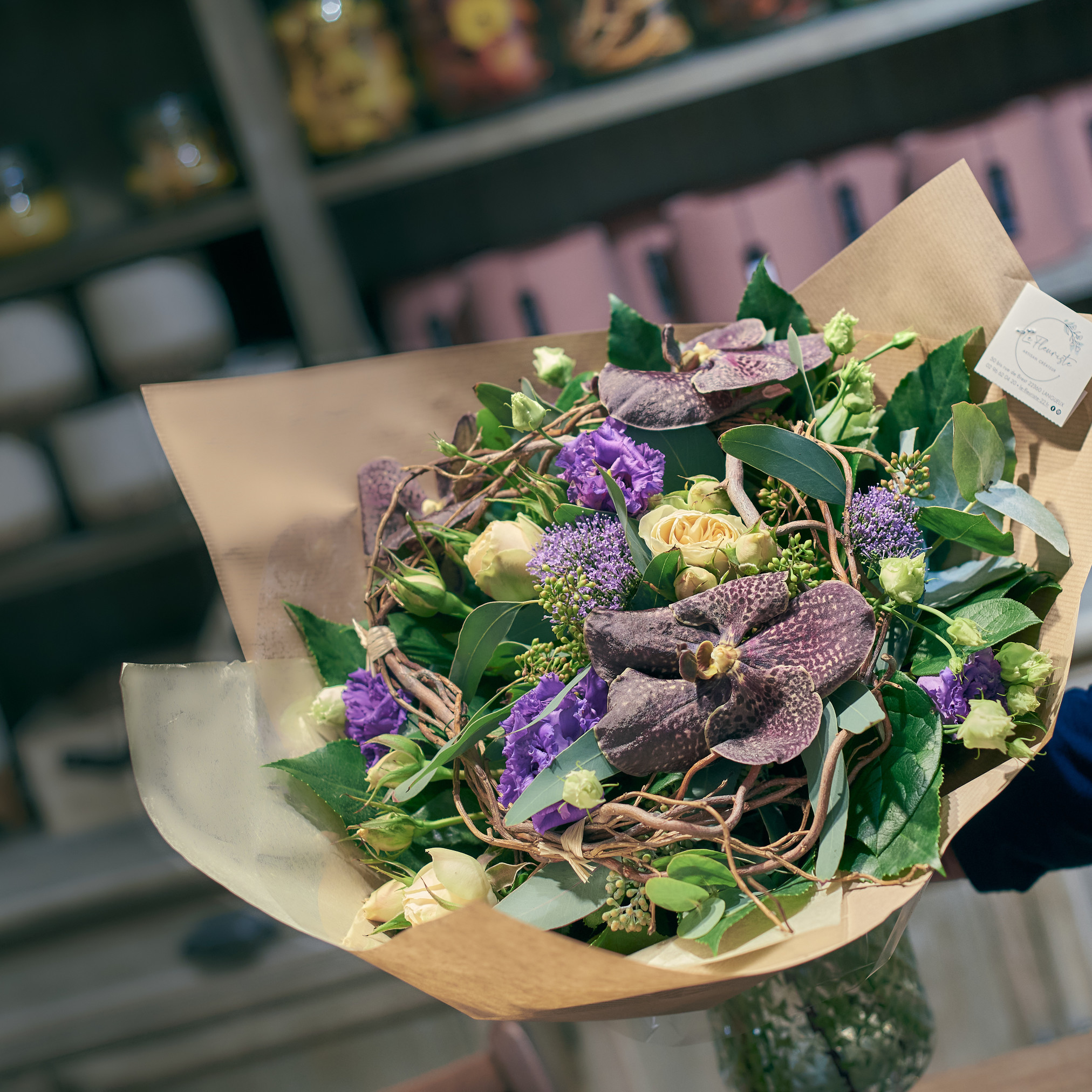 Bouquet de fleurs violet avec orchidées